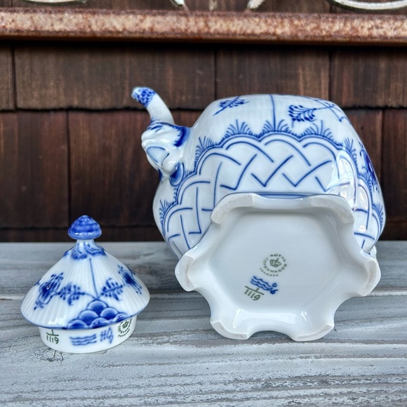 Royal Copenhagen Blue Fluted Full Lace Porcelain Teapot with Lid. Handmade - Picture 11 of 12